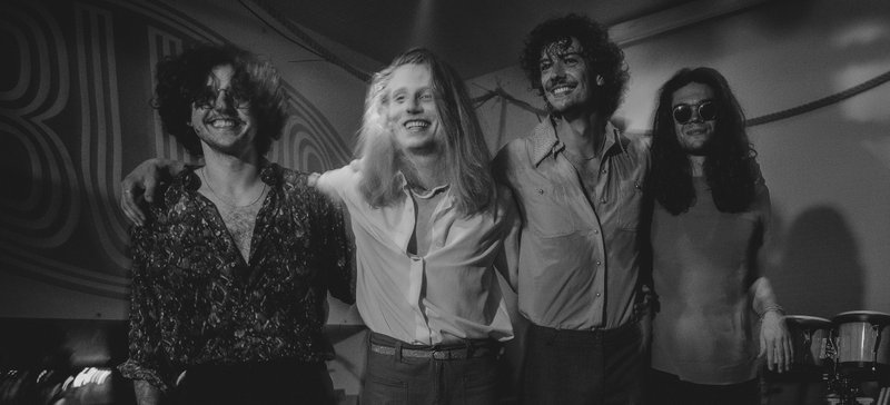BUBE nach dem Konzert, Arm in Arm, in Schwarz-Weiß